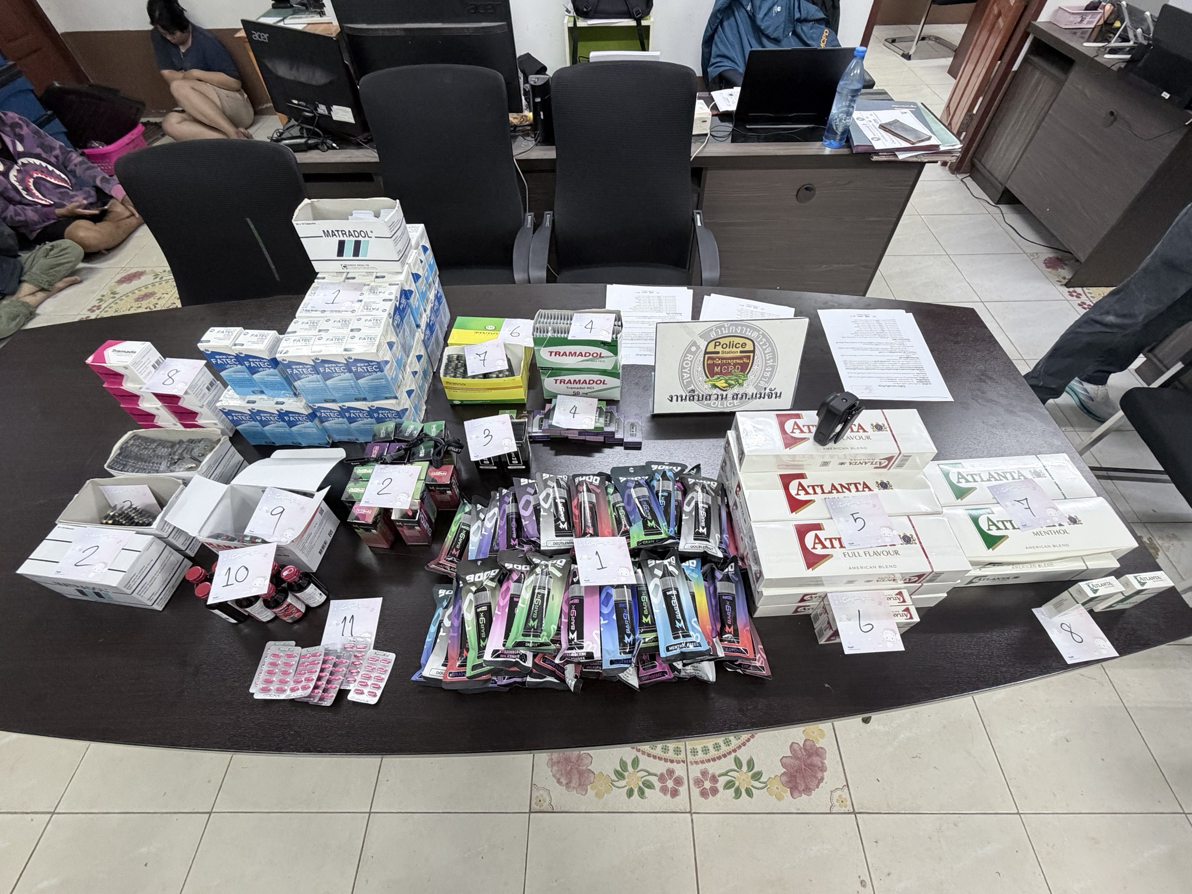 ชุดสืบแม่จันจับชายวัย 30 ปี พร้อมของกลางบุหรี่เถื่อน-บุหรี่ไฟฟ้าล็อตใหญ่ จำนวนมาก